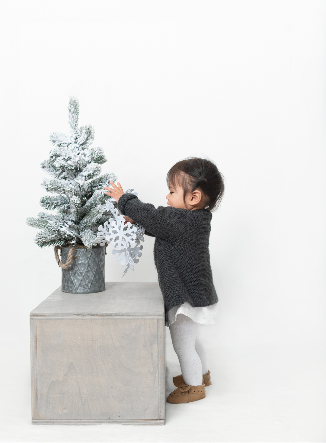 kids decorating christmas tree in Vancouver BC photoshoot