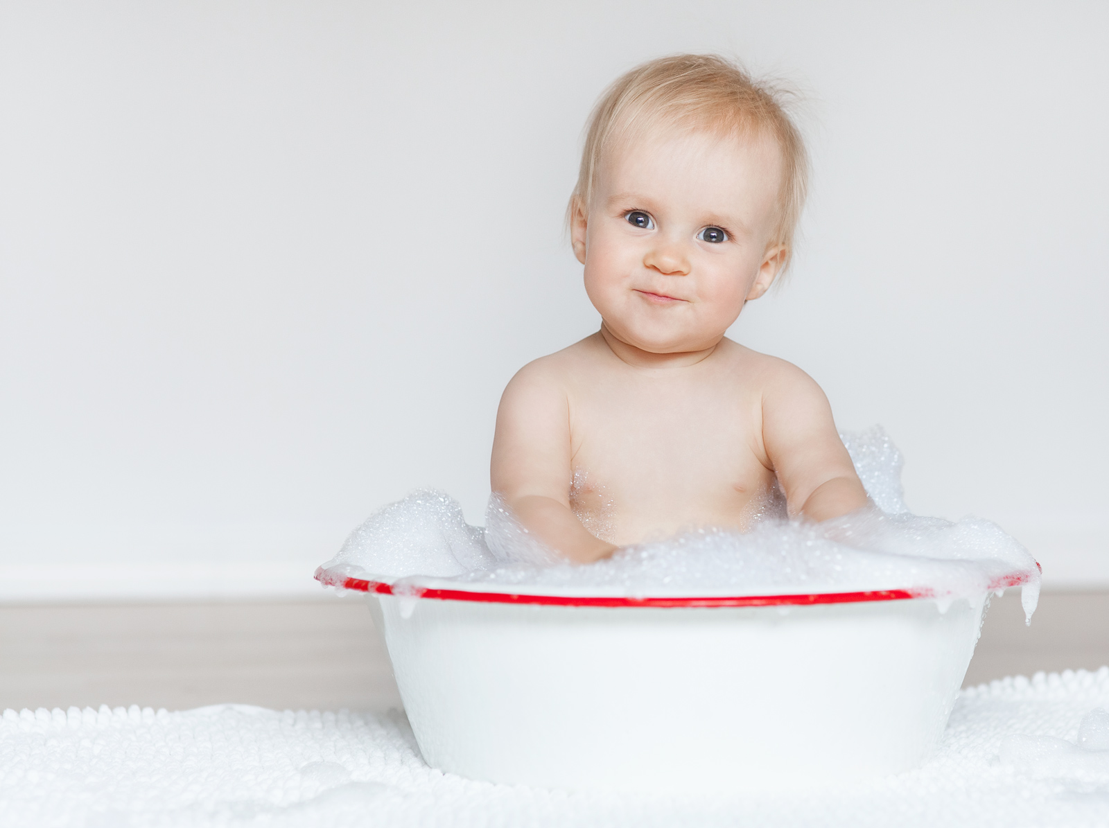 Baby photos of baby in tub sechlet bc photography studio.
