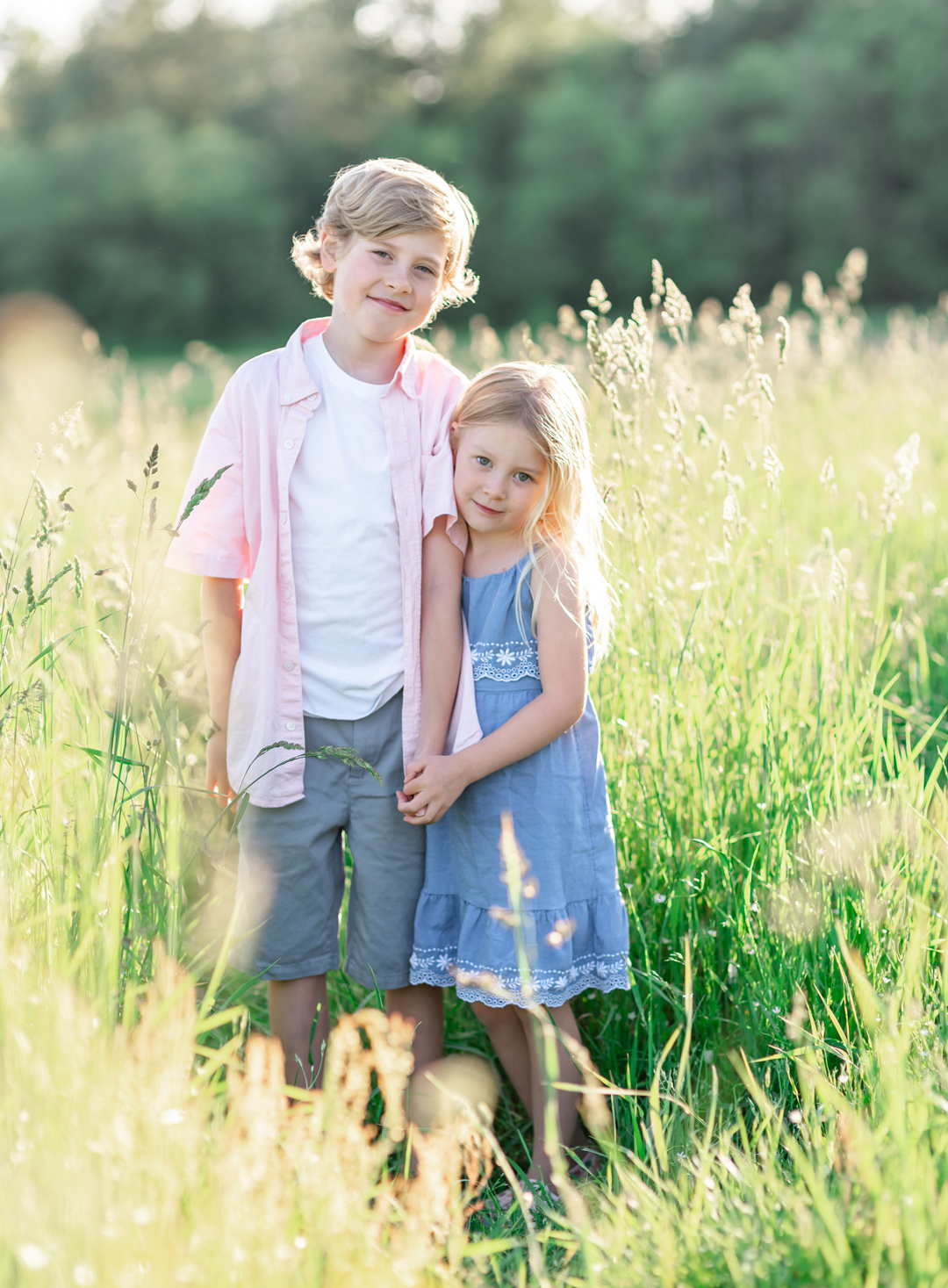Siblings photos in a field