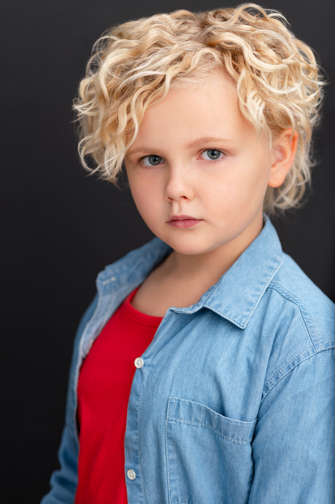 Curly blonde child actress from Vancouver, BC Isla Robinson